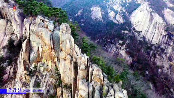 북한 조선중앙TV는 지난 28일 금강산 비로봉, 상팔담, 구룡폭포, 삼일포 등 곳곳을 촬영해 영상으로 보도했다. 중앙TV 아나운서는 “지난 11월 중순에 중앙텔레비전 촬영가들이 세계적인 명산인 금강산의 이채로운 절경을 화면에 담았다”며 “촬영 당시 평균 온도는 10.5도이고 상층구름이 약간 낀 상태에서 서풍이 초당 3미터로써 비교적 온화한 날씨 조건이었다”고 전했다. 2022.11.29  조선중앙TV 화면