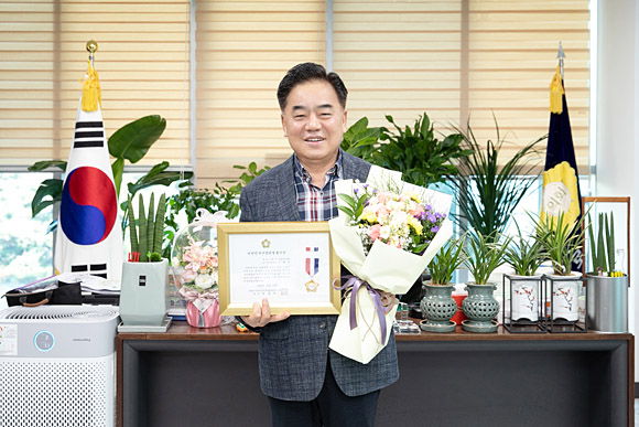 정대근 구로구의회 의원이 ‘대한민국지방의정봉사상’을 받은 뒤 기념촬영을 하고 있다. 구로구의회 제공