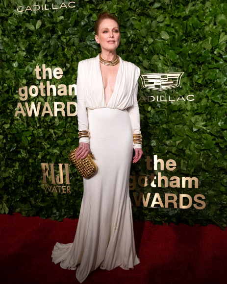 영화배우 줄리안 무어가 28일(현지 시각) 미국 뉴욕에서 열린 제23회 고담 어워즈에 참석해 포즈를 취하고 있다. UPI 연합뉴스