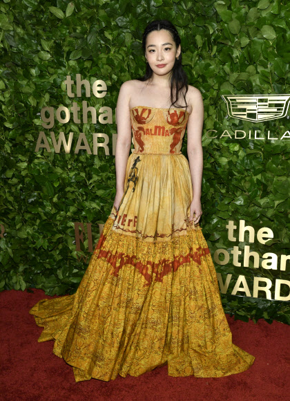 영화배우 김민하가 28일(현지 시각) 미국 뉴욕에서 열린 제23회 고담 어워즈에 참석해 포즈를 취하고 있다. AP 연합뉴스