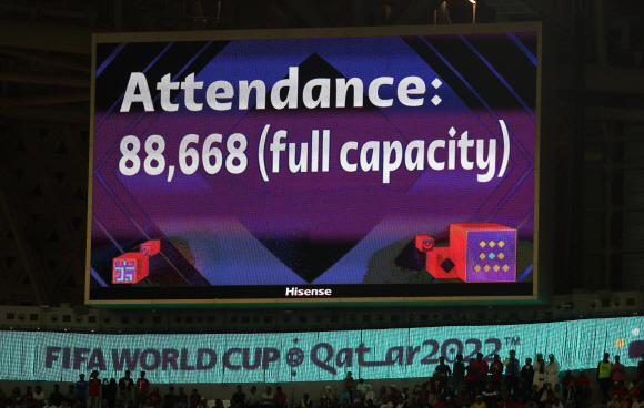 2022년 FIFA 월드컵 H조 포르투갈과 우루과이의 경기가 2022년 11월 28일 카타르 루사일의 루사일 스타디움에서 열린가운데 만석을 알리는 전광판 글이 표시돼 있다. EPA/Abedin Taherkenareh