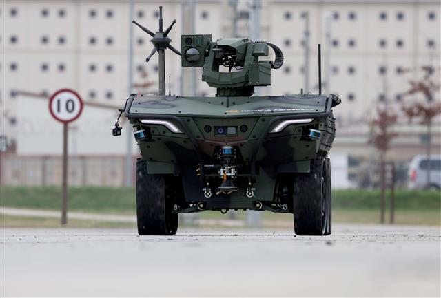 29일 경기 평택시 캠프 험프리스에서 열린 한화에어로스페이스의 다목적무인차량 ‘아리온-스멧(Arion-SMET)’ 성능시연행사에서 아리온-스멧이 경로점 자율주행을 하고 있다. 2022.11.29 사진공동취재단