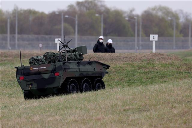 29일 경기 평택시 캠프 험프리스에서 열린 한화에어로스페이스의 다목적무인차량 ‘아리온-스멧(Arion-SMET)’ 성능시연행사에서 아리온-스멧이 자율주행으로 군수품을 보급하고 있다. 2022.11.29 사진공동취재단