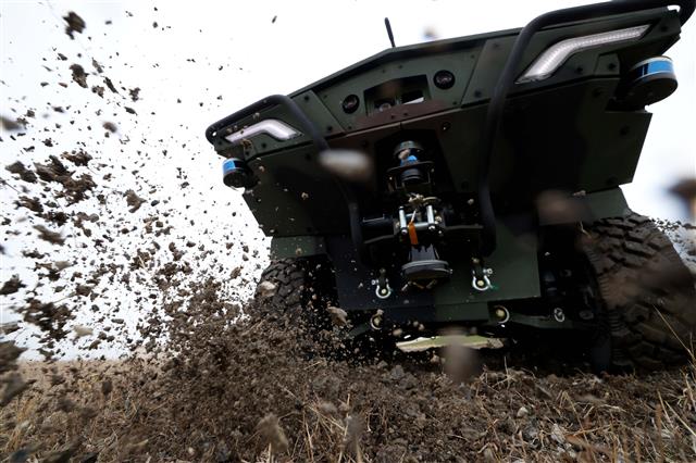 29일 경기 평택시 캠프 험프리스에서 열린 한화에어로스페이스의 다목적무인차량 ‘아리온-스멧(Arion-SMET)’ 성능시연행사에서 아리온-스멧이 제자리선회(피벗)를 하고 있다. 2022.11.29 사진공동취재단