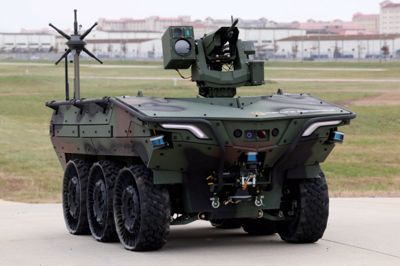 29일 경기 평택시 캠프 험프리스에서 열린 한화에어로스페이스의 다목적무인차량 ‘아리온-스멧(Arion-SMET)’ 성능시연행사에서 아리온-스멧이 경로점 자율주행을 하고 있다. 2022.11.29. 사진공동취재단