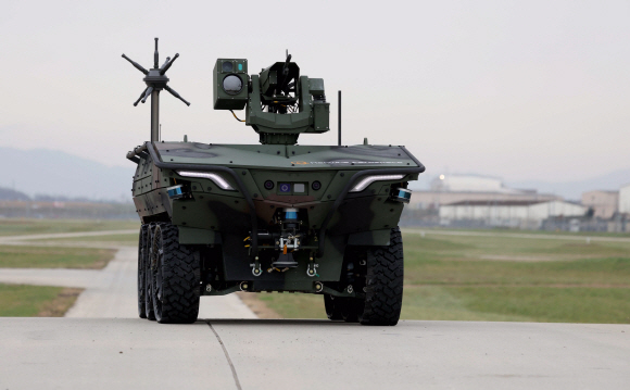 29일 경기 평택시 캠프 험프리스에서 열린 한화에어로스페이스의 다목적무인차량 ‘아리온-스멧(Arion-SMET)’ 성능시연행사에서 아리온-스멧이 경로점 자율주행을 하고 있다. 2022.11.29. 사진공동취재단