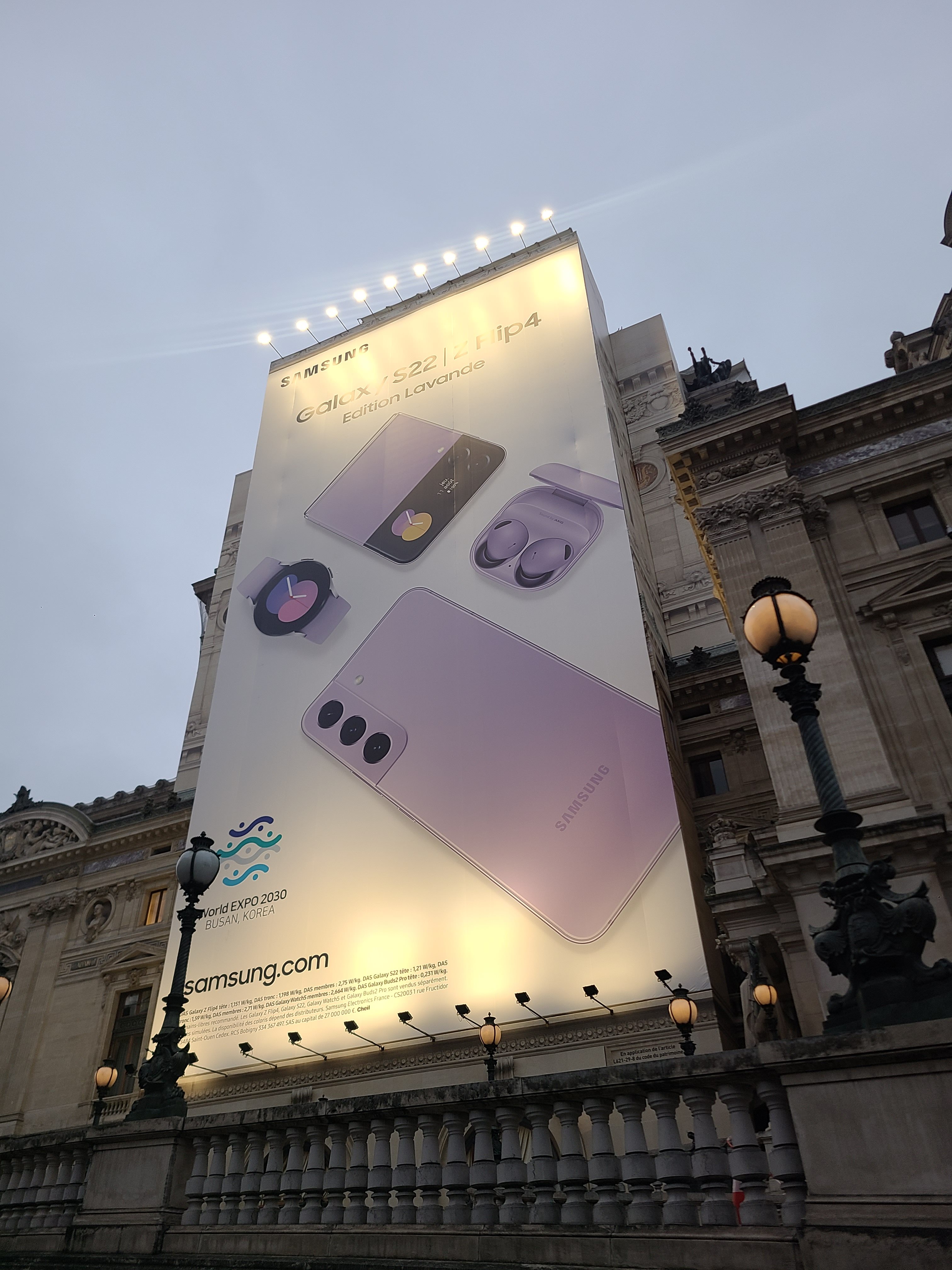 삼성전자가 프랑스 파리 관광 명소인 오페라가르니에 외벽에 설치한 대형 광고판. 삼성전자는 자사 주력 제품을 앞세워 부산엑스포 유치전을 널리 알리기 위해 이 광고판을 제작했다. 박성국 기자