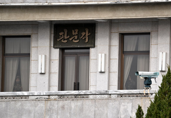 남측 바라보는 북한 병사들