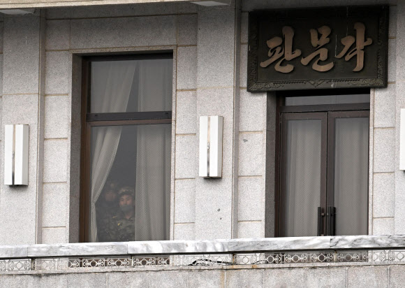 남측 바라보는 북한 병사들