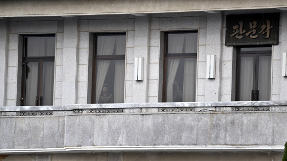 판문점 방문한 권영세 장관 살펴보는 북한 병사들