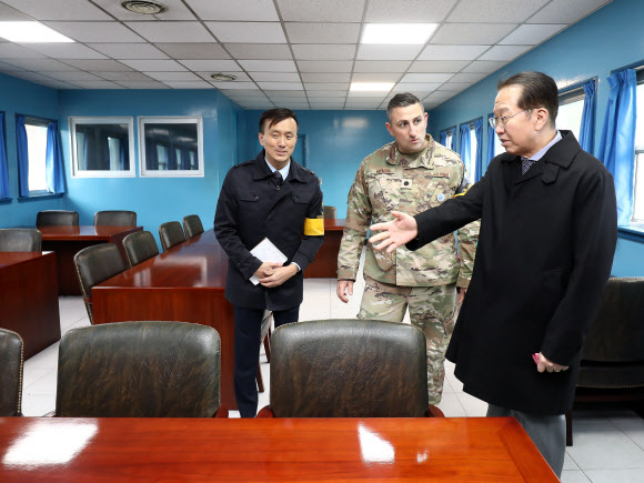 판문점 T2 회의실 둘러보는 권영세 장관