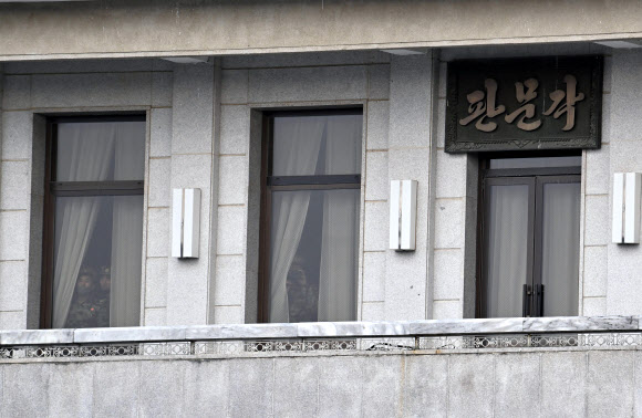 판문점 방문한 권영세 장관 살펴보는 북한 병사들