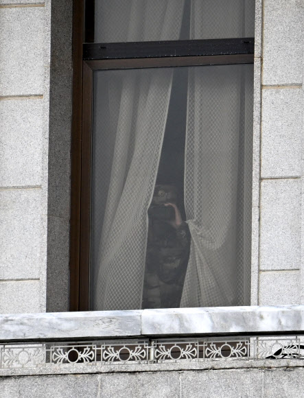 권영세 장관과 취재진 살펴보는 북한 병사들