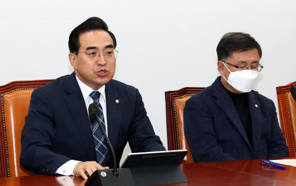 박홍근(왼쪽) 더불어민주당 원내대표가 29일 국회에서 열린 원내대책회의에서 발언하고 있다. 연합뉴스