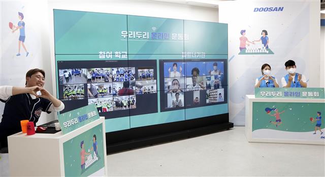 지난 11월 서울 양천구 한국방송회관 홀에서 열린 두산의 ‘시간여행자’ 토크콘서트에서 학생들이 강연자들과 사진을 찍고 있다. 두산 제공