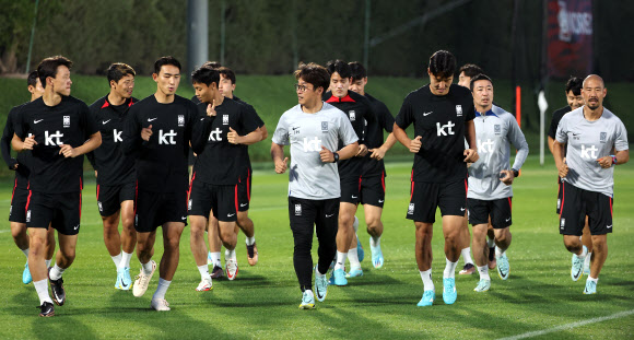 러닝으로 몸 푸는 축구 대표팀