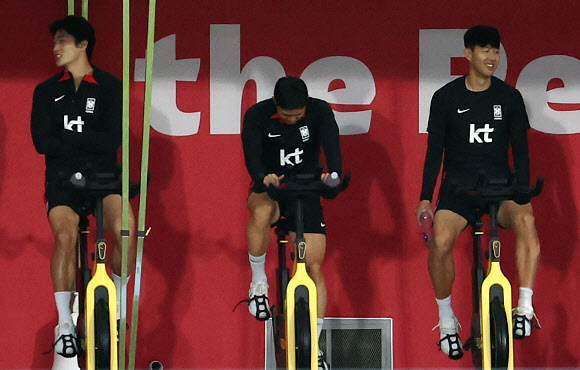 밝은 표정의 손흥민과 조규성