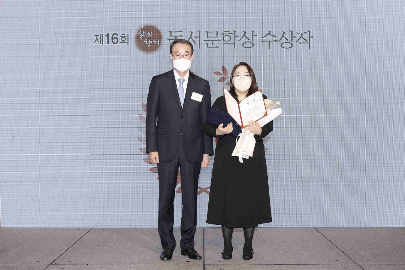 지난 29일 서울 소공동 웨스틴조선호텔에서 열린 동서문학상 시상식에서 대상을 받은 김은혜(오른쪽)씨와 이광복 동서식품 사장이 기념촬영을 하고 있다. 동서식품 제공