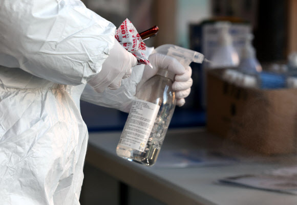 ‘한 손에 소독제, 다른 한 손에는 핫팩’