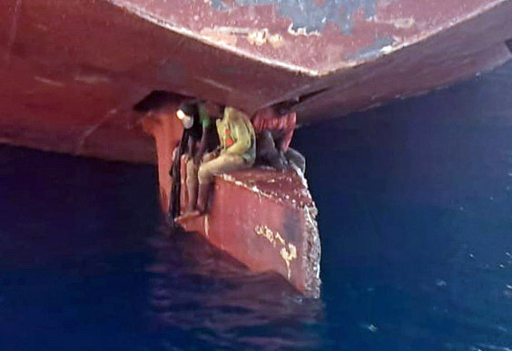 스페인 해상안전구조협회가 29일 공개한 사진에는 세 명의 남성이 스페인 카나리아 제도 항구에 정박한 유조선 방향타에 앉아 있다. 스페인 해상구조대는 카나리아 제도에서 항해 중이던 유조선에서 이 3명의 밀항자를 구조했다고 밝혔다. 사진출처 -AP