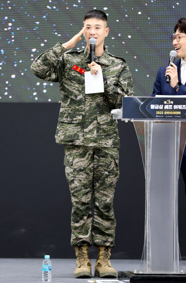 경례하는 피오 해병