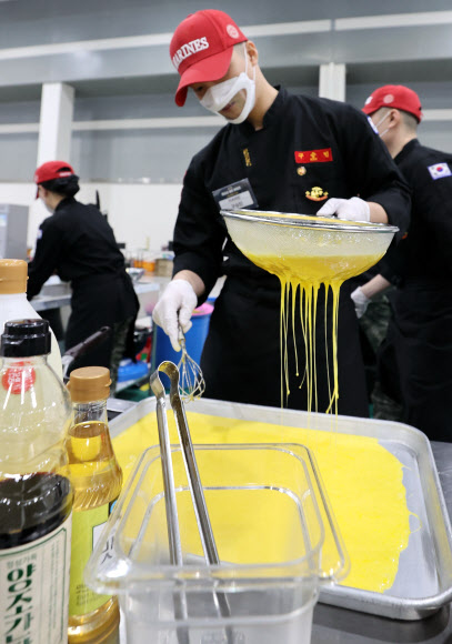 요리하는 군인 요리대회 참가자들