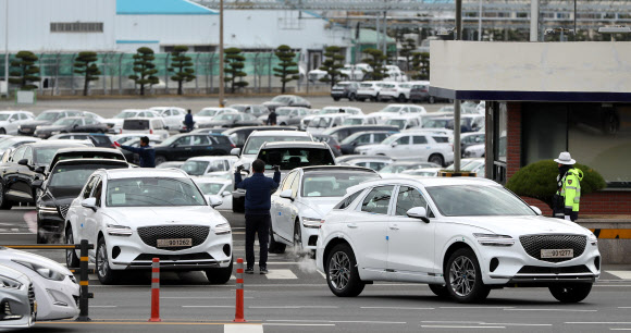 ‘로드 탁송’으로 옮겨지는 신차