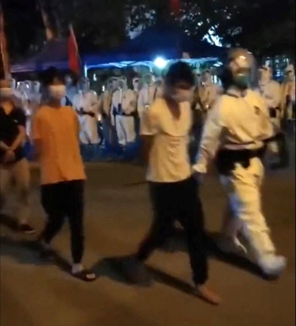 지난 29일 밤 중국 광둥성 광저우에서 시위에 재개돼 경찰이 참가자를 연행하고 있다. 소셜미디어 캡처 