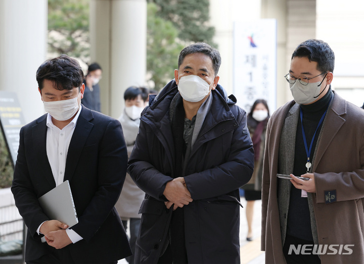 곽상도 전 의원이 30일 서울 서초구 서울중앙지법에서 열린 대장동 뇌물 혐의 결심공판을 마치고 이동하고 있다. 2022.11.22.