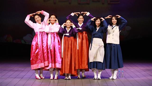 이금이 작가의 소설 ‘알로하, 나의 엄마들’을 무대화한 동명 뮤지컬 배우들이 서울 세종문화회관 M씨어터에서 열린 무대인사에서 하트를 만들어 보이고 있다. 세종문화회관 제공