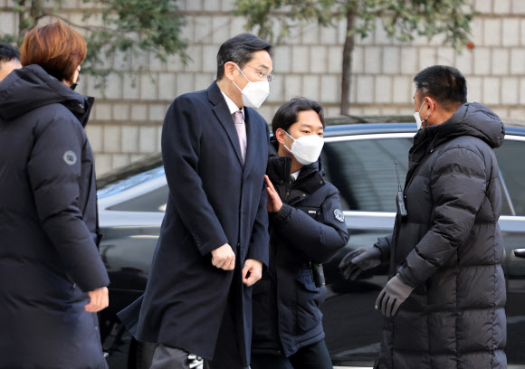 누군가 계란 던지자 놀란 이재용