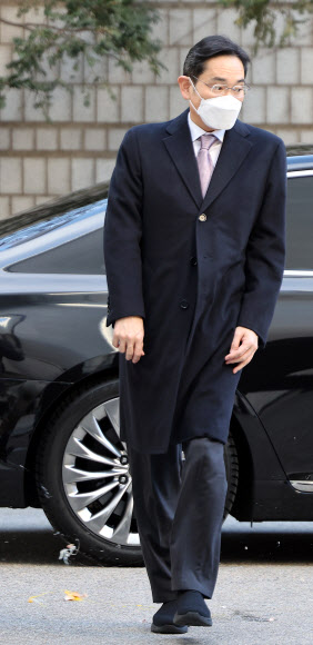 법정 향하는 이재용에 날아온 계란