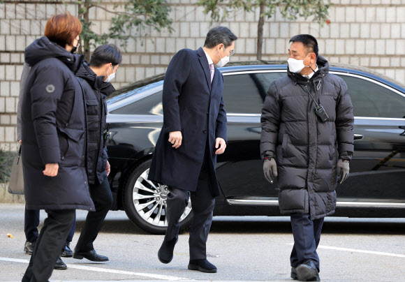 법정 향하는 이재용에 날아온 계란