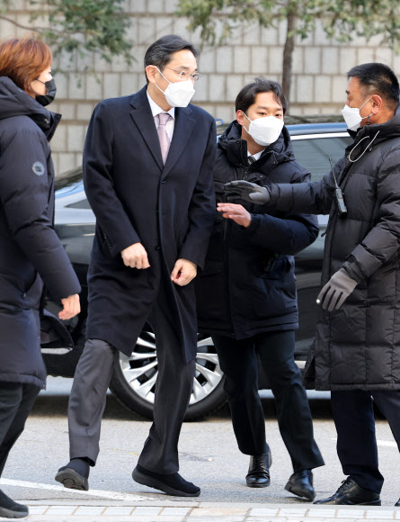 누군가 계란 던지자 놀란 이재용