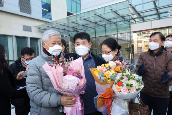 17일 오후 수원지방법원 형사법정에서 화성연쇄살인범 이춘재 8차사건의 범인으로 투옥되어 20년간 복역한 윤성여씨가 재심을 청구하여 무죄를 선고받았다. 재판을 도운 많은 사람들이 축하하고 있다. 2020.12.17 사진공동취재단