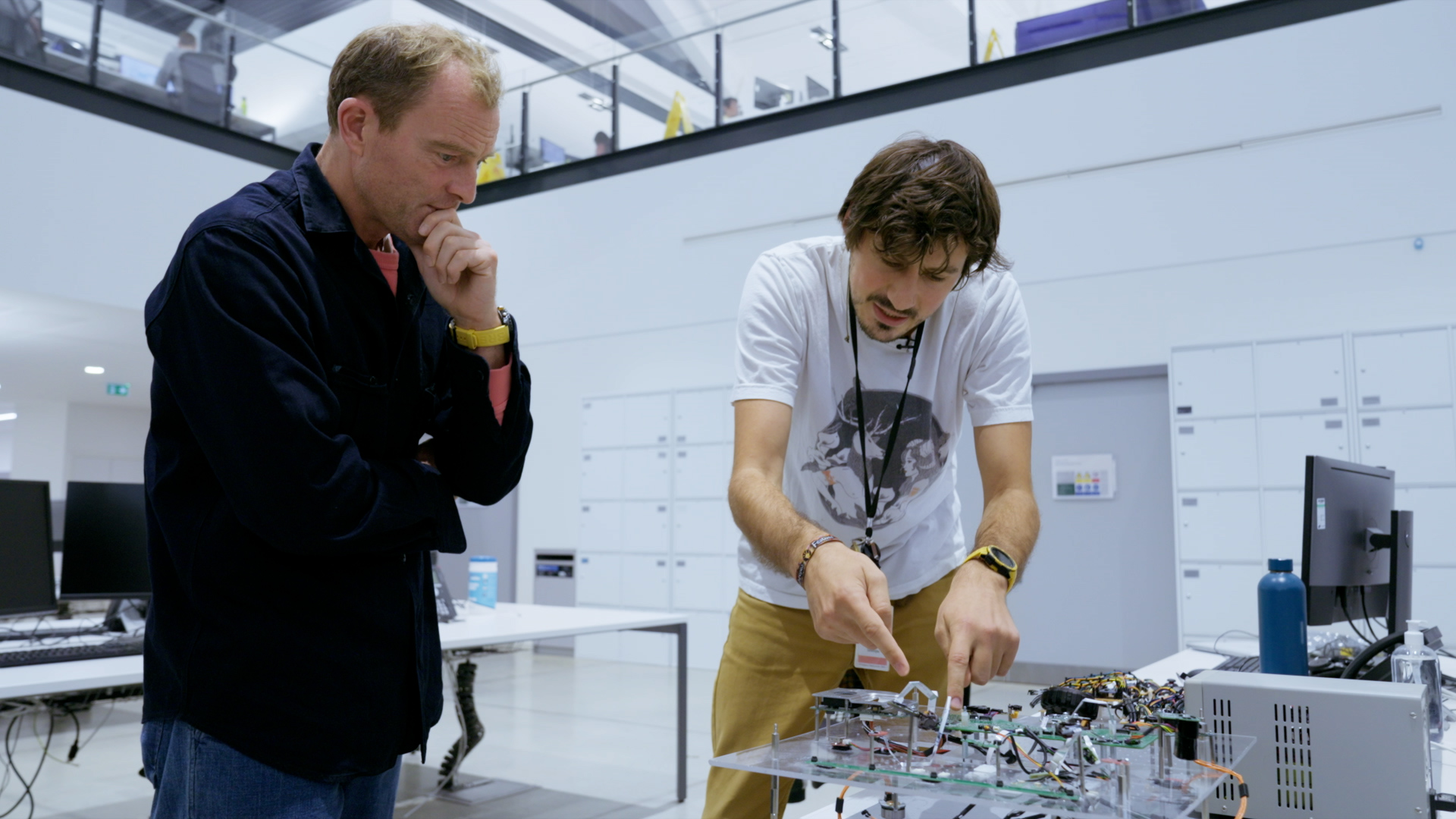 다이슨 수석 엔지니어 제이크 다이슨(왼쪽)과 한 엔지니어가 센서와 전자 장치, 제어 시스템 등을 살펴보고 있다. 다이슨 제공 