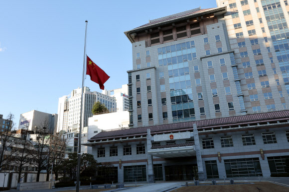 1일 오후 서울 중구 주한중국대사관에 전날 별세한 장쩌민 전 중국 국가주석을 기리는 조기가 걸려있다. 연합뉴스