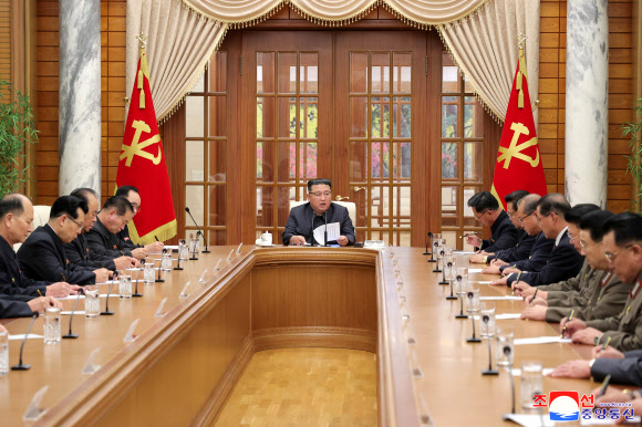 김정은(가운데) 북한 국무위원장이 지난달 30일 노동당 중앙위원회 본부청사에서 중앙위 8기 11차 정치국회의를 주재했다고 조선중앙통신이 1일 보도했다. 김 위원장은 “12월 하순 당 중앙위 8기 6차 전원회의를 소집할 것을 결정했다”고 밝혔다고 통신은 전했다. 조선중앙통신 연합뉴스