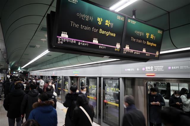 시민들이 1일 아침 출근시간대에 서울 종로구 5호선 광화문역에서 지하철을 이용하고 있다. 서울교통공사와 노조는 이날 자정쯤 임금·단체협상을 극적으로 타결 지었다. 이에 따라 노조는 하루 만에 파업을 풀었고, 이날 첫 차부터 지하철이 정상 운행했다. 뉴스1