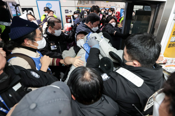 충돌 발생한 전장연 지하철 탑승 시위