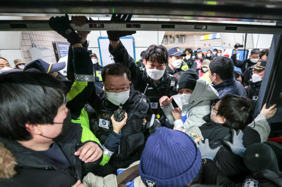 충돌 발생한 전장연 지하철 탑승 시위