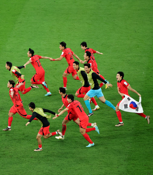 3일 오전(한국시간) 카타르 알라이얀의 에듀케이션 시티 스타디움에서 열린 2022 카타르 월드컵 조별리그 H조 3차전 대한민국과 포르투갈 경기에서 승리를 거두며 16강 진출에 성공한 대표팀 선수들이 기뻐하며 그라운드를 내달리고 있다. 알라이얀 연합뉴스