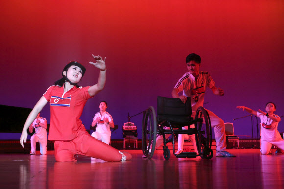 Deaf people and a woman on a wheelchair perform during an event to mark the International Day of Persons with Disabilities at the People‘s Palace of Culture in Pyongyang, North Korea, Friday, Dec. 2, 2022. (AP Photo/Cha Song Ho)/2022-12-03 15:05:33/ <연합뉴스