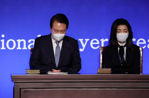 윤석열 대통령과 김건희 여사가 5일 서울 강남구 그랜드 인터컨티넨탈 서울파르나스에서 열린 제54회 국가 조찬기도회에 참석, 기도하고 있다. 2022.12.5  연합뉴스