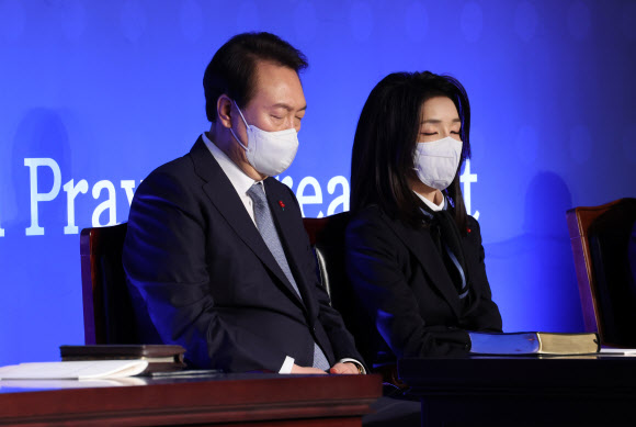 윤석열 대통령과 김건희 여사가 5일 서울 강남구 그랜드 인터컨티넨탈 서울파르나스에서 열린 제54회 국가 조찬기도회에 참석, 기도하고 있다. 2022.12.5  연합뉴스