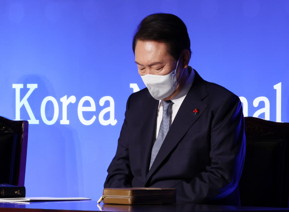 윤석열 대통령이 5일 서울 강남구 그랜드 인터컨티넨탈 서울파르나스에서 열린 제54회 국가 조찬기도회에 참석, 기도하고 있다. 2022.12.5  연합뉴스