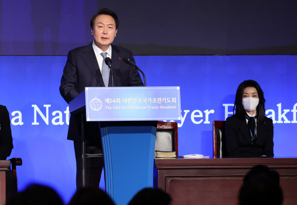 윤석열 대통령이 5일 서울 강남구 그랜드 인터컨티넨탈 서울파르나스에서 열린 제54회 국가 조찬기도회에 참석, 인사말을 하고 있다. 2022.12.5  연합뉴스