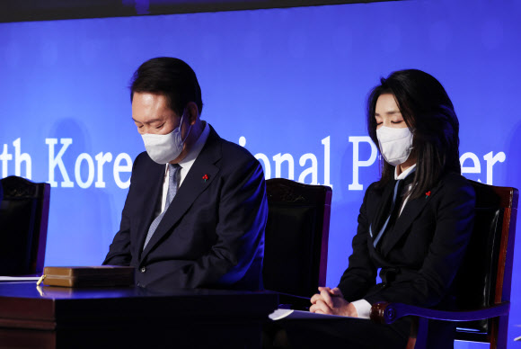 윤석열 대통령과 김건희 여사가 5일 서울 강남구 그랜드 인터컨티넨탈 서울파르나스에서 열린 제54회 국가 조찬기도회에 참석, 기도하고 있다. 2022.12.5  연합뉴스