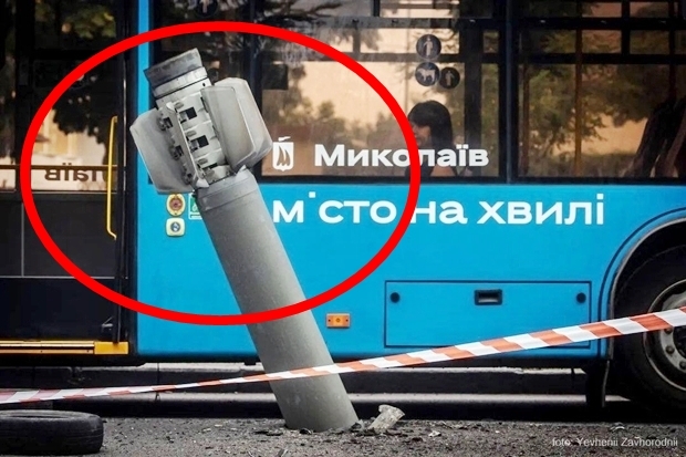 4일(현지시간) 우크라이나 남부 미콜라이우주 도로 한복판에 러시아군이 쏜 로켓이 박혀 있다. 2022.8.4  예브게니 자보로드니