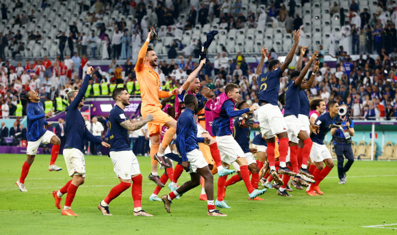 2022년 FIFA 월드컵 카타르 16강 - 프랑스 대 폴란드 - 카타르 도하 알투마마 경기장 - 2022년 12월 4일 프랑스가 8강에 진출하자 프랑스 선수들이 경기 후 팬들 앞에서 축하하고 있다.REUTERS/Bernadett Szabo